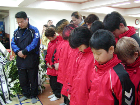 "못다 이룬 꿈 우리가 이룰게." 합동분향소를 찾은 논산연무초등학교 축구부 학생들. 